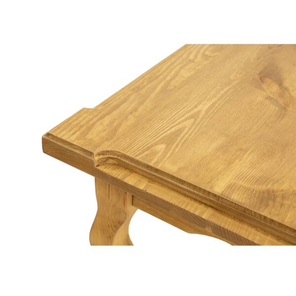 drewniany stół w wiejskim stylu