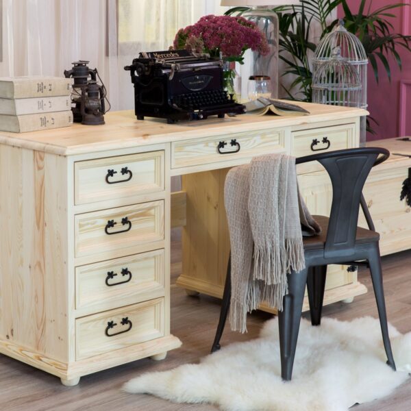 drewniane biurko woskowane