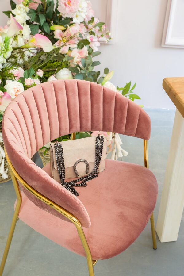 różowe krzesła ze złotem