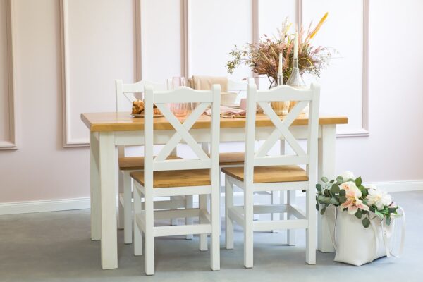 stół drewniany biały