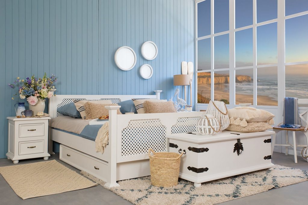 Biała sypialnia w morskim stylu jak urządzić?