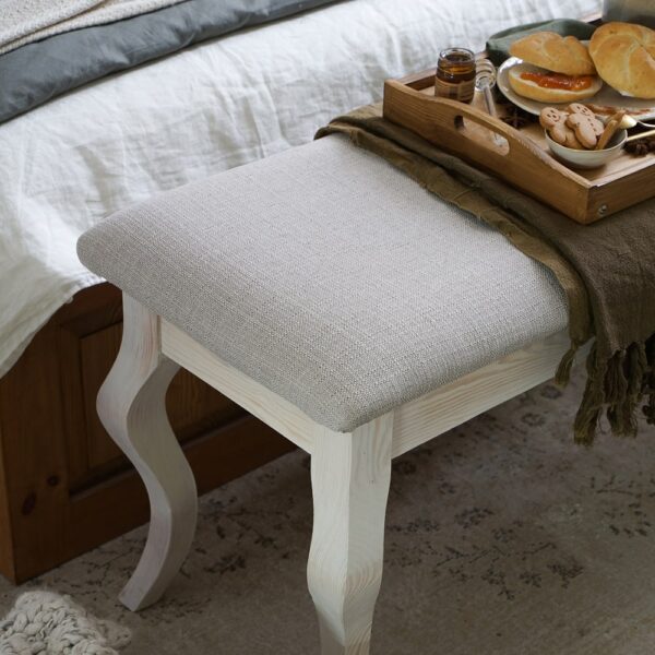 bielona ławka ludwikowska z tapicerką